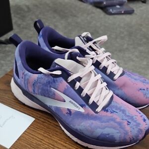 Brooks Revel 4.0 Women's Athletic Shoes in Purple and Pink Size 10 Gently Worn
